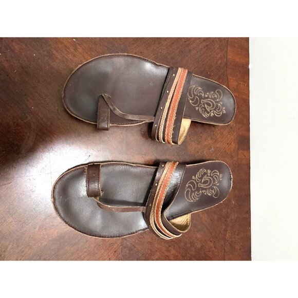 OLUKAI Women's Handcrafted Brown Leather Slip-On Sandals With Toe Loop & Embosse - Picture 2 of 10